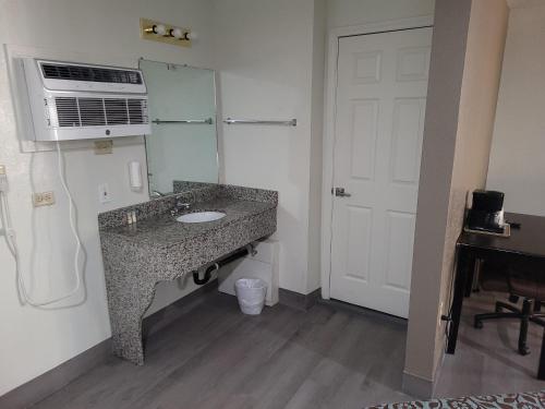 Η κουζίνα ή μικρή κουζίνα στο Econo Lodge Las Vegas