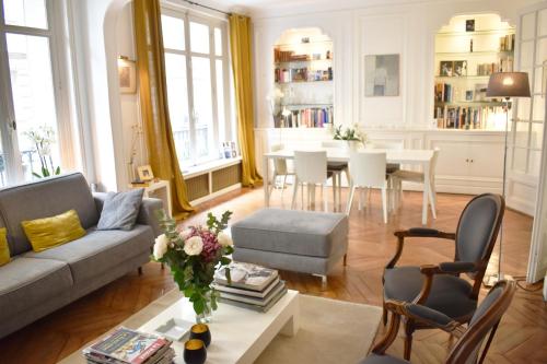 un salon avec un canapé et une table dans l'établissement Boulevard Pereire, à Paris