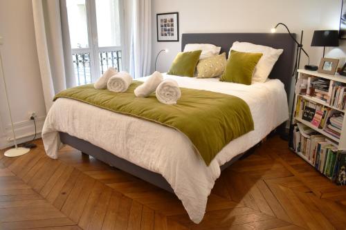 une chambre avec un grand lit avec des serviettes dessus dans l'établissement Boulevard Pereire, à Paris