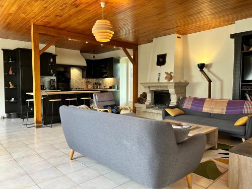 un salon avec un canapé et une cuisine dans l'établissement 957 - Maison 8p proche d'Erquy - Sables d'Or., à La Bouillie
