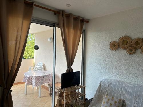 une chambre avec un lit et une table avec une télévision dans l'établissement Magnifique appartement grau du roi, au Grau-du-Roi