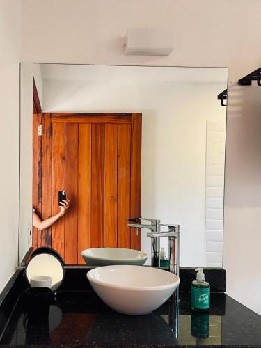 a bathroom with two sinks on a counter at Refúgio entre Mar e Montanha in Paraty