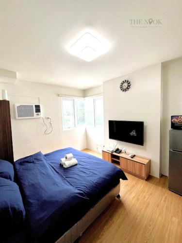 Et tv og/eller underholdning på Azure Studio Corner Unit Pool View