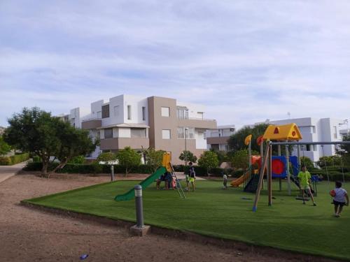Agadir nʼ Aït SaにあるImi Ouddar Beachの遊び場付き公園