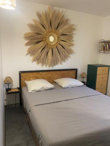 - une chambre avec un lit et un grand miroir mural dans l'établissement F2 à Collioure avec piscine et tennis, à Collioure