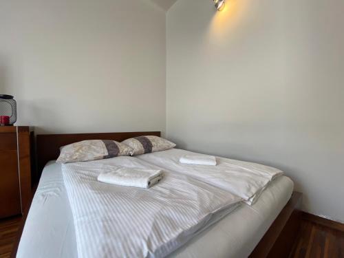Ένα ή περισσότερα κρεβάτια σε δωμάτιο στο Apartments Legendary Kraków