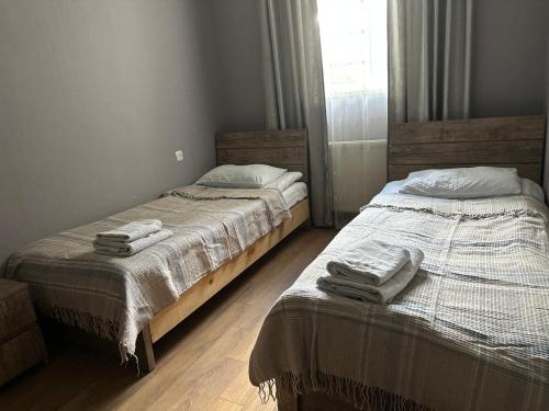 two beds sitting next to each other in a bedroom at Guest house chavchavadze N23 in Stepantsminda