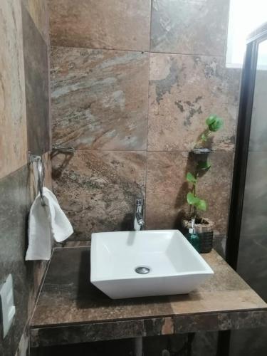 a bathroom with a white sink in a room at Cómodo Depto frente a plaza Américas Xalapa Ver in El Castillo
