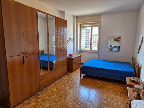 a bedroom with a blue bed and a cabinet at Cà Letizia - ApArt Seregno centralissimo in Seregno