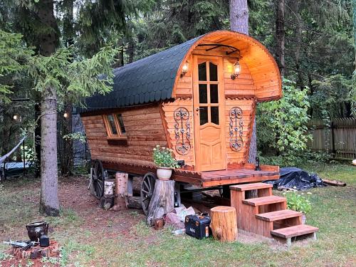 a wooden cabin sitting on top of a tree stump at Modrzewiowy Dworek in Zyzdrojowa Wola