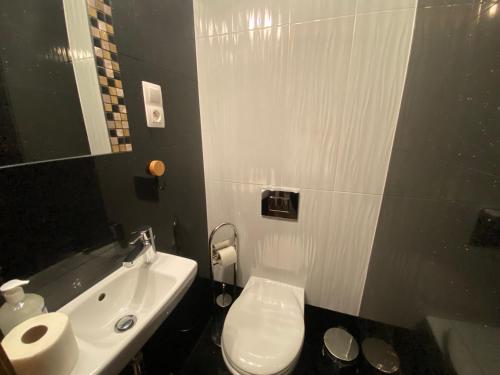 Ένα μπάνιο στο Apartments Legendary Kraków