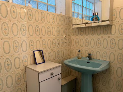 une salle de bain avec un lavabo et un miroir dans l'établissement 483 - Maison 5p à 250m de la Plage de Caroual, à Erquy