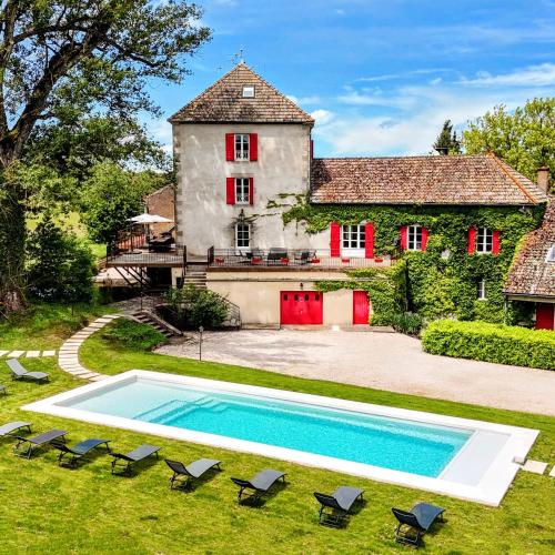 un domaine avec une piscine devant une maison dans l'établissement Moulin des ducs grand format by Vindihouses - piscine chaffée - escalade - billard - fitness - etc, à Épinac-les-Mines