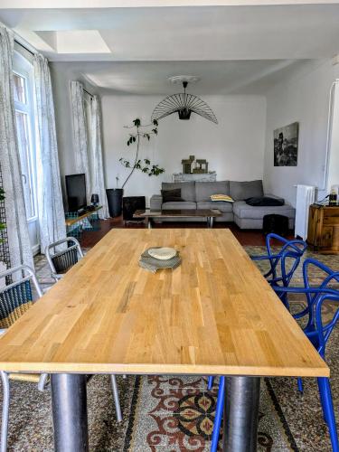 un salon avec une table en bois et un canapé dans l'établissement Pagliano, à Manosque
