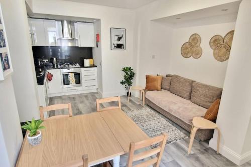 a living room with a table and a couch at Cosy Central 2 En-suite Bedrooms Apartment in Hastings
