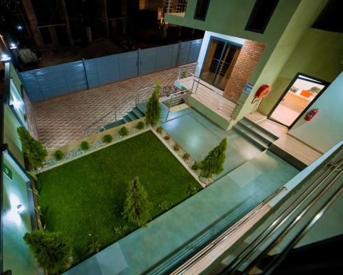 - une vue sur le jardin dans une maison dans l'établissement The Milon Apartment, à Kigali