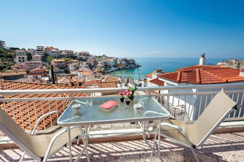 stół na balkonie z widokiem na ocean w obiekcie "Thea" Apartment 1 w mieście Skala Marion