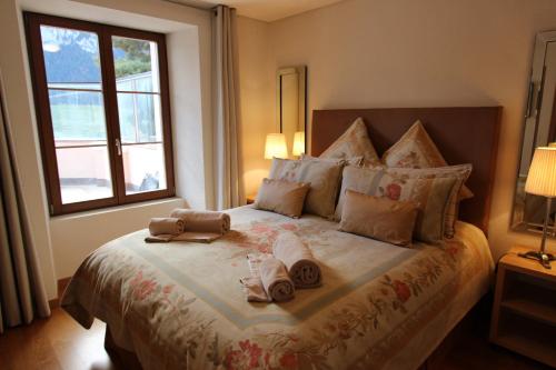 sypialnia z łóżkiem z ręcznikami w obiekcie Rosat 2 w mieście Chateau-d'Oex
