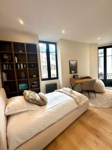 une chambre avec un lit et une table dedans dans l'établissement L'Écrin Alpin - Centre historique - Haut standing, à Chambéry
