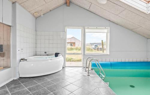 Bazén v ubytování Gorgeous Home In Harboøre With Kitchen nebo v jeho okolí