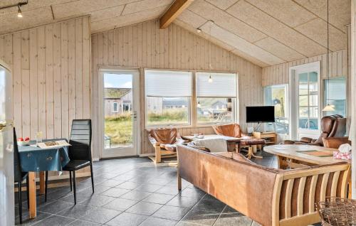 TV a/nebo společenská místnost v ubytování Gorgeous Home In Harboøre With Kitchen