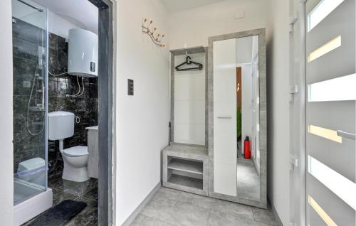Ένα μπάνιο στο Awesome Home In Vinica Breg With Wifi
