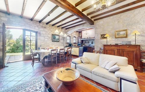 un salon avec un canapé et une table dans l'établissement 3 Bedroom Nice Home In Prayssas, à Prayssas