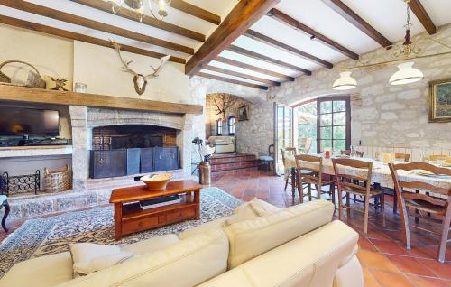 un salon avec un canapé et une cheminée dans l'établissement 3 Bedroom Nice Home In Prayssas, à Prayssas