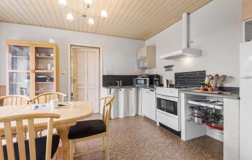 Η κουζίνα ή μικρή κουζίνα στο Cozy Apartment In Outrup With Wifi