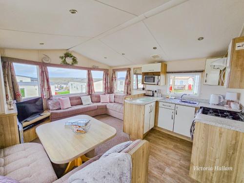 eine Küche und ein Wohnzimmer mit einem Wohnwagen in der Unterkunft Summer Breeze in Perranzabuloe