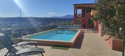 une piscine sur le balcon d'une maison dans l'établissement T2 vue imprenable au calme, à Nice