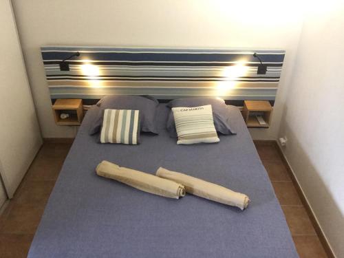 - un lit avec 3 oreillers de base-ball dans l'établissement Villa VESTA 62m2 à St Cyprien 700 m de la plage et du village, à Lecci