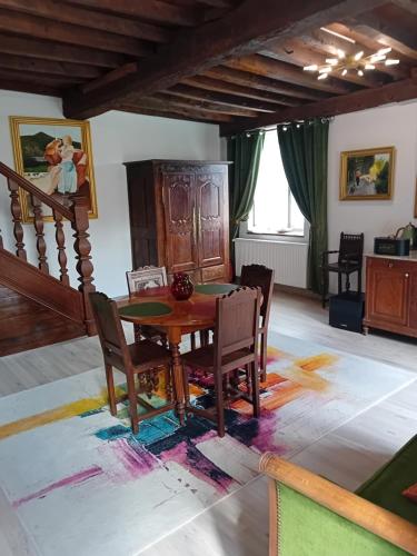une salle à manger avec une table et des chaises en bois dans l'établissement Chambres Mendiondo Gaü Eztia, à Ossas-Suhare