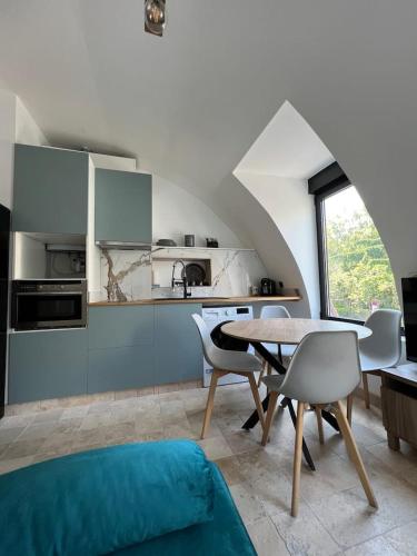 une cuisine et une salle à manger avec une table et des chaises dans l'établissement studio appart 2, à Rosny-sous-Bois