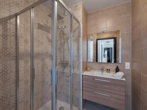 une salle de bain avec douche et lavabo dans l'établissement Apt Thélème 302 - BO Immobilier - Châtel - Multipass 2025 Été offert par votre hôte, à Châtel