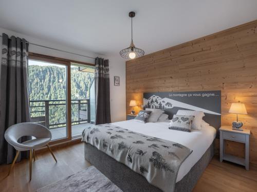 une chambre avec un grand lit et une grande fenêtre dans l'établissement Apt Thélème 302 - BO Immobilier - Châtel - Multipass 2025 Été offert par votre hôte, à Châtel