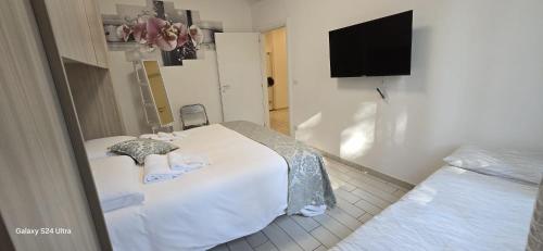 a small room with a bed and a television at Orchidea di Tatiana in Bologna