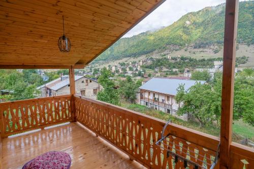 un balcone con vista sulle montagne di Ioane's Chalet a Mestia