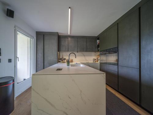 Η κουζίνα ή μικρή κουζίνα στο Luxury Mountain Apartment with Private Sauna and Underground Parking