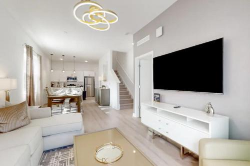 Spacious 5BR Home w Pool 15 Minutes to Disney photo 10