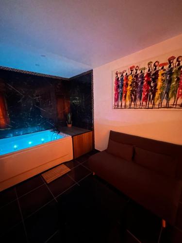 une chambre avec un aquarium et un canapé dans l'établissement Appartement EVASION, à Mantes-la-Jolie