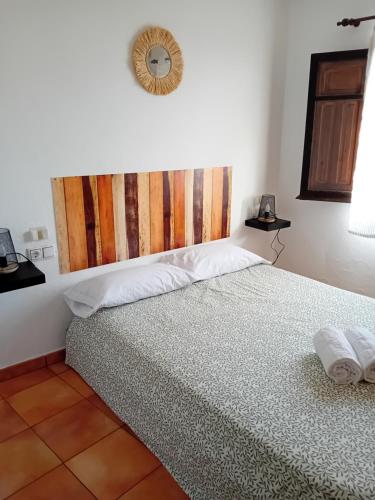 a bedroom with a bed and a mirror on the wall at Apartamento El Cortijo in Mojácar