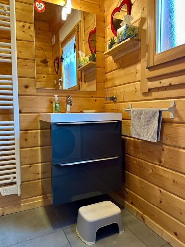 une salle de bain avec un lavabo bleu et des toilettes dans l'établissement L'Orpin Givré - Chalet Limoselle avec grande mezzanine, à Ventron