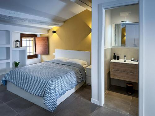 a small bedroom with a bed and a sink at Residenza Gonzaga in Mantova