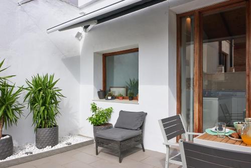 Sunny Cozy Penthouse with a Terrace at Plaza del Carmen