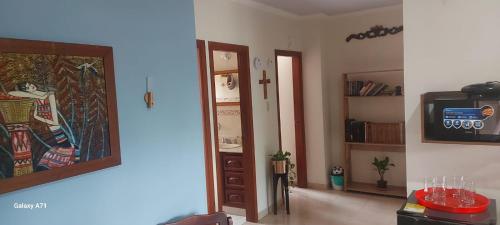 a living room with a tv and a living room with at Confortable apt en el norte de Montería frente al centro comercial Alamedas in Montería