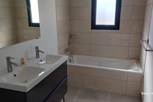 Ένα μπάνιο στο Maison avec piscine