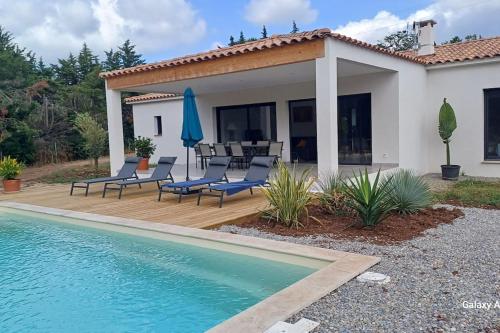 une villa avec piscine et une maison dans l'établissement Maison avec piscine, à Solliès-Pont