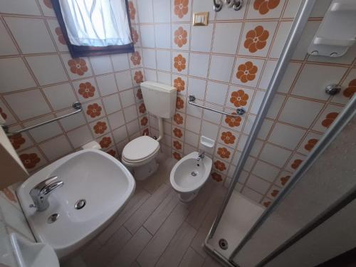 a small bathroom with a toilet and a sink at Low Cost Studio Fieramosca in Lido di Spina