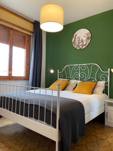 a bedroom with a bed and a green wall at Casa Mia Lido Adriano II in Lido Adriano